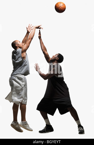 Due giocatori di basket Foto Stock