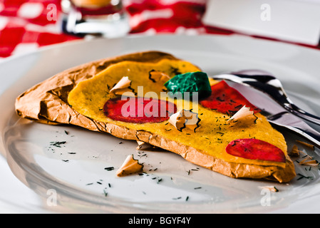 Concetto di cibo, fake fetta di salsiccia per pizza pizza costruito da carta, feltro, e trucioli di matita Foto Stock