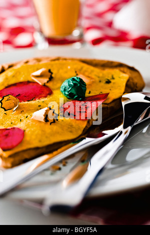 Concetto di cibo, fake trancio di pizza costruito da carta, feltro, e trucioli di matita Foto Stock