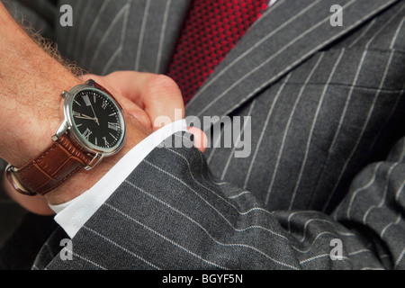 Uomo che indossa un orologio da polso Foto Stock