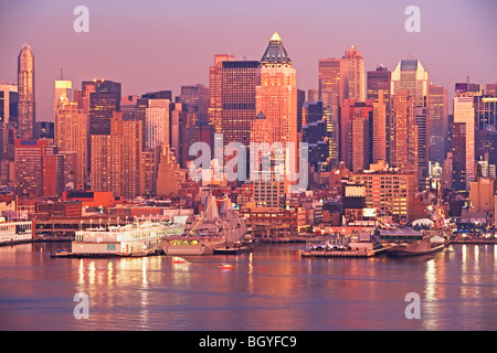 Gli edifici sul lungomare al tramonto Foto Stock