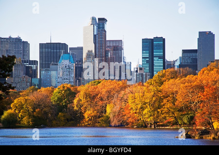 Lago e edifici ad alta Foto Stock