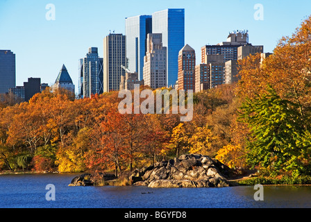 Lago e edifici ad alta Foto Stock