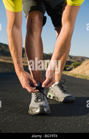 Legare i lacci delle scarpe Foto Stock