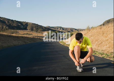 Legare i lacci delle scarpe Foto Stock