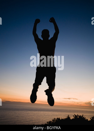 Silhouette di uomo jumping Foto Stock