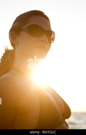 Donna alla spiaggia, retroilluminati da Sun, ritratto Foto Stock