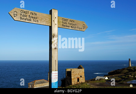 Un segno di direzione sul sud-ovest sentiero costiero vicino pendeen in West Cornwall, Regno Unito Foto Stock