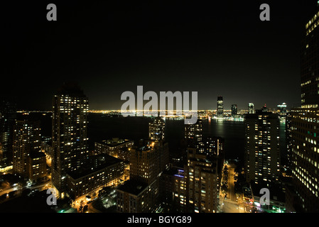 Città illuminata di notte Foto Stock