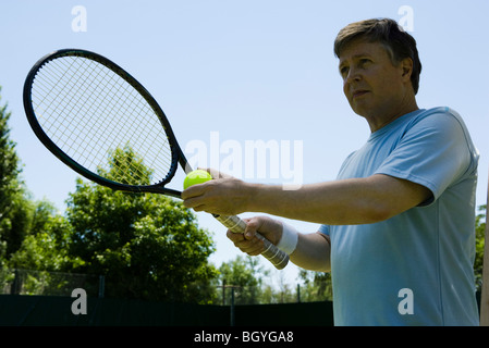 Giocatore di Tennis la preparazione per servire Foto Stock