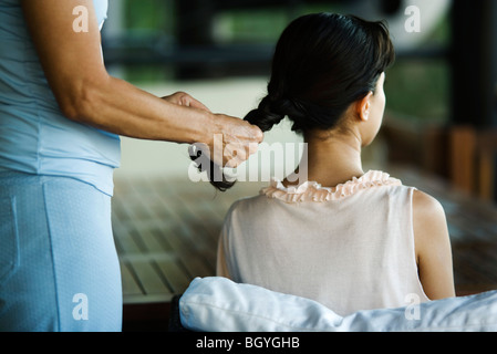 Intrecciare i capelli Foto Stock