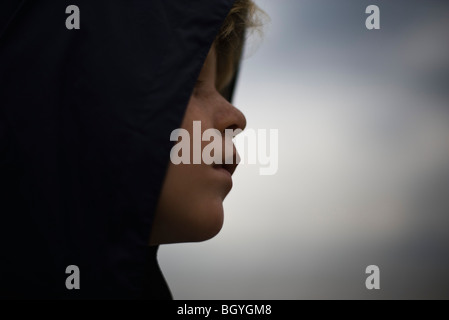 Ragazzo che guarda lontano contemplatively Foto Stock