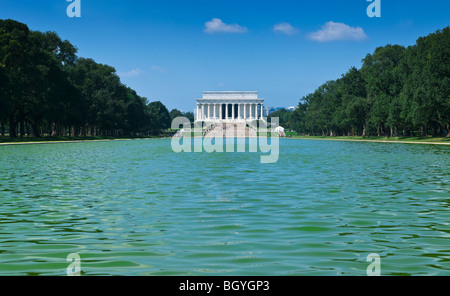 Piscina riflettenti nella parte anteriore del Lincoln Memorial Foto Stock