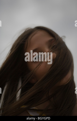 Femmina con la faccia oscurata da capelli lunghi Foto Stock