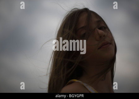 Femmina con capelli tousled dalla brezza marina Foto Stock