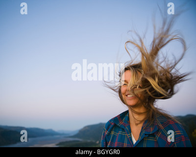 Donna capelli soffiando nel vento Foto Stock