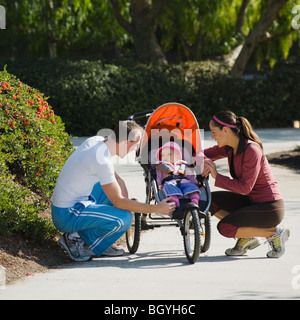 I genitori e il passeggino Foto Stock