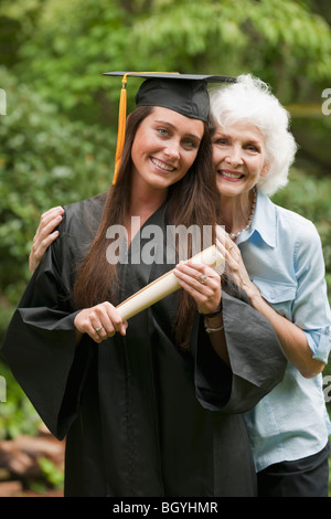 Laureato e donna anziana Foto Stock