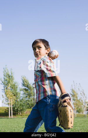 Ragazzo a giocare a baseball Foto Stock