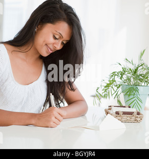 Donna pan di essiccazione Foto Stock