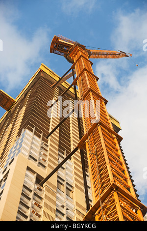 Gru e alto edificio Foto Stock