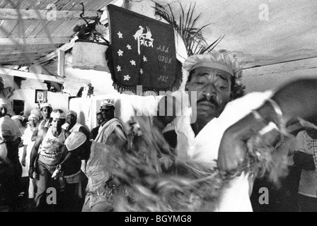 CUBA. SANTERIA rituale di Marianao, con l'uomo entrando in una trance Foto Stock