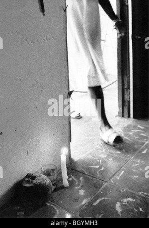 CUBA. SANTERIA rituale di Marianao, con la donna entrando santo santuario Foto Stock