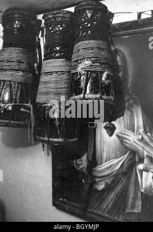 CUBA. SANTERIA rituale di Marianao, con tamburi africani e immagine del Santo Cristo Foto Stock