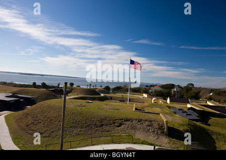 Bandiera americana vola sulla cima di una collinetta di terra fortificazione che è parte di Fort Moultrie Fort Sumter monumento nazionale Foto Stock