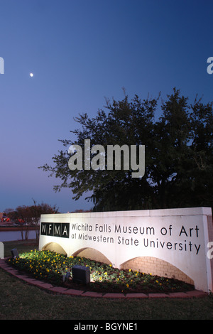 Wichita Falls, TX, Texas, Midwestern State University, Wichita Falls Museum of Art, ingresso sign, sera Foto Stock