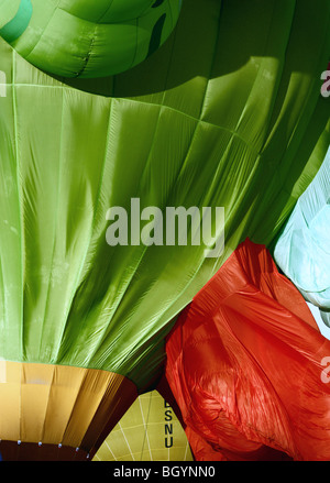 I palloni ad aria calda a Bristol International Balloon Fiesta essendo gonfiato in una giornata di sole in 2009 con forti colori saturi Foto Stock