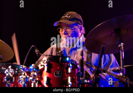 Il leggendario batterista jazz Jimmy Cobb giocando "TIPO DI BLUE' con il suo Così che cosa Band a Hay Festival 2009. Foto Stock