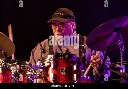 Il leggendario batterista jazz Jimmy Cobb giocando "TIPO DI BLUE' con il suo Così che cosa Band a Hay Festival 2009. Foto Stock