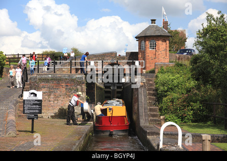 Narrowboat inserendo la seconda delle tre serrature Bratch, Staffordshire e Worcestershire Canal, Wombourne, Staffordshire Foto Stock