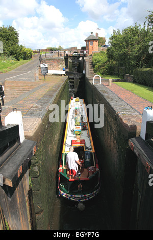 Narrowboat inserendo il primo dei tre blocchi Bratch, Staffordshire e Worcestershire Canal, Wombourne, Staffordshire Foto Stock