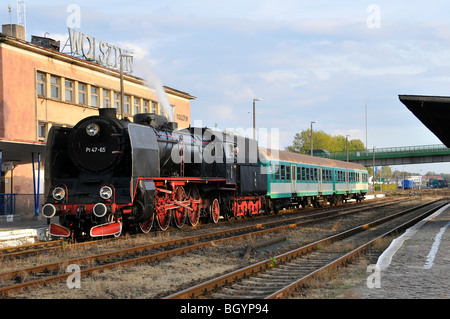 Il vapore loco sulla piattaforma in Wolsztyn stazione ferroviaria della Polonia Foto Stock