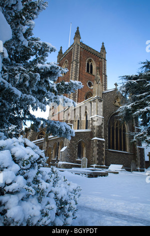 La Chiesa di San Pietro, St Albans dopo la neve pesante Foto Stock