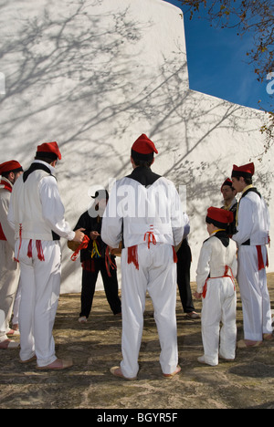 Elementi maschio di un Ibizan Folklore Group eseguendo danze tipiche a Santa Agnese, Ibiza, Spagna Foto Stock