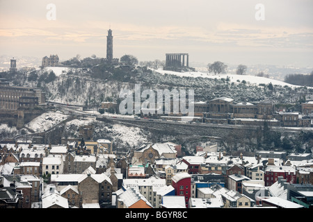 Calton Hill, Edimburgo, Scozia, da sud, nella neve. Fife è appena visibile attraverso il Firth of Forth. Foto Stock