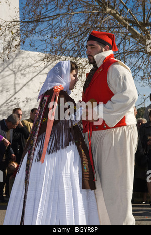 I membri di un Ibizan Folklore Group eseguendo danze tipiche a Santa Agnés, Ibiza, Spagna. Foto Stock