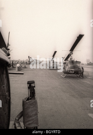 Huey elicotteri del sistema AHC 121 fuori di Soc Trang, Vietnam, attendere su un volo di linea per una missione durante la Guerra del Vietnam. Foto Stock