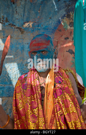 Sadhu Uomo dipinta con Holi festival di colori. Varanasi. India Foto Stock