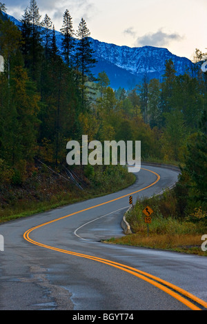 Winding Road a fianco di nevato picchi di montagna, Highway 31A, Slocan Valley, Central Kootenay, British Columbia, Canada. Foto Stock