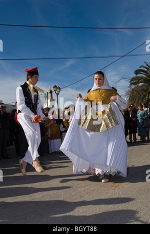 I membri di un Ibizan Folklore Group eseguendo danze tipiche a Santa Agnés, Ibiza, Spagna. Foto Stock