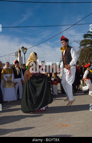 I membri di un Ibizan Folklore Group eseguendo danze tipiche a Santa Agnés, Ibiza, Spagna. Foto Stock