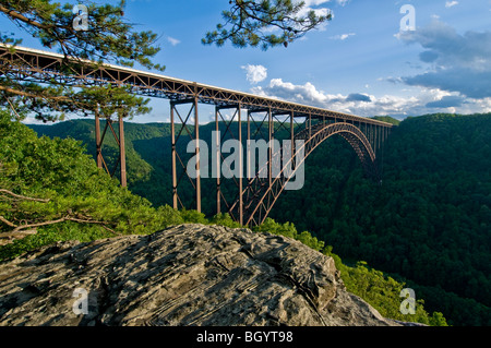 Il New River Gorge Bridge dalla parte superiore del ponte del contrafforte, NRG, WV. Foto Stock