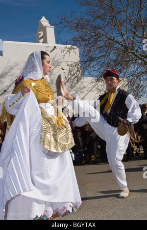 I membri di un Ibizan Folklore Group eseguendo danze tipiche a Santa Agnés, Ibiza, Spagna. Foto Stock