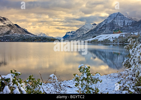 Prince of Wales Hotel affacciato sul centro lago di Waterton dopo la prima nevicata di inverno, Waterton Lakes National Park (un UNESC Foto Stock