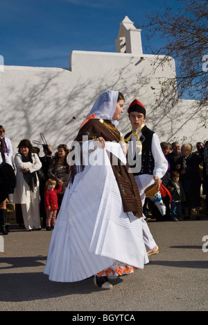 I membri di un Ibizan Folklore Group eseguendo danze tipiche a Santa Agnés, Ibiza, Spagna. Foto Stock