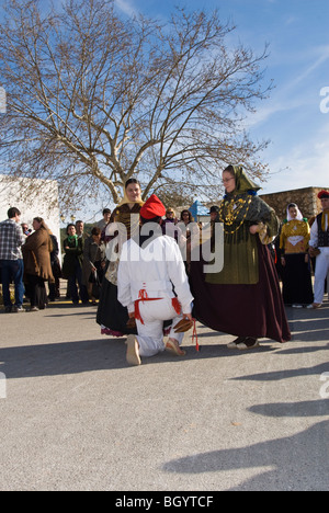 I membri di un Ibizan Folklore Group eseguendo danze tipiche a Santa Agnés, Ibiza, Spagna. Foto Stock